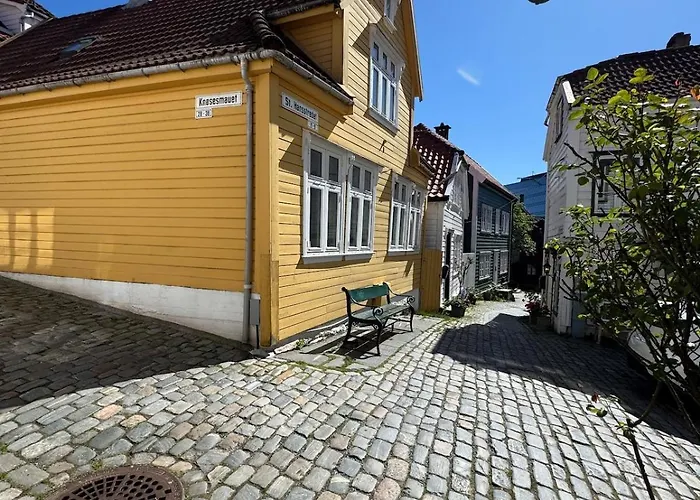 Bo I Bergens Eldste Smau Pa Nostet - Sentralt Og Rolig Bergen