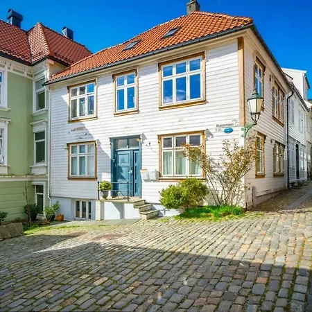 Apartment Bo I Bergens Eldste Smau Pa Nostet - Sentralt Og Rolig Bergen