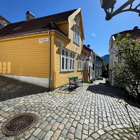 Bo I Bergens Eldste Smau Pa Nostet - Sentralt Og Rolig Bergen