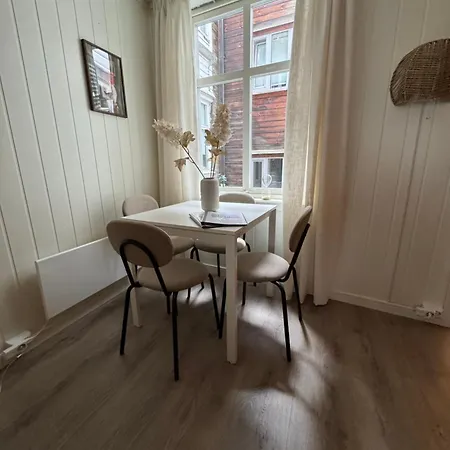 Bo I Bergens Eldste Smau Pa Nostet - Sentralt Og Rolig Apartament Bergen