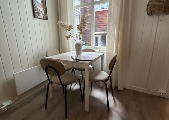 Bo I Bergens Eldste Smau Pa Nostet - Sentralt Og Rolig Apartmán Bergen