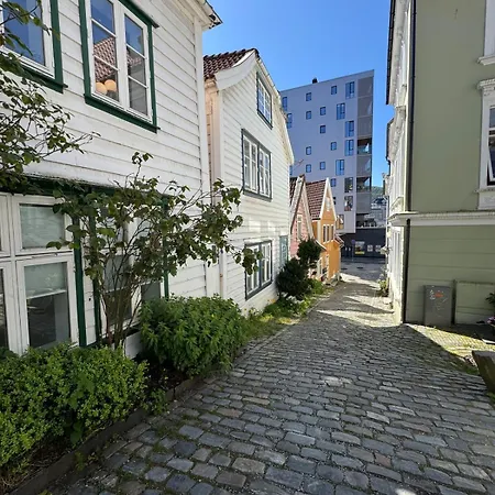 Bo I Bergens Eldste Smau Pa Nostet - Sentralt Og Rolig * Берген